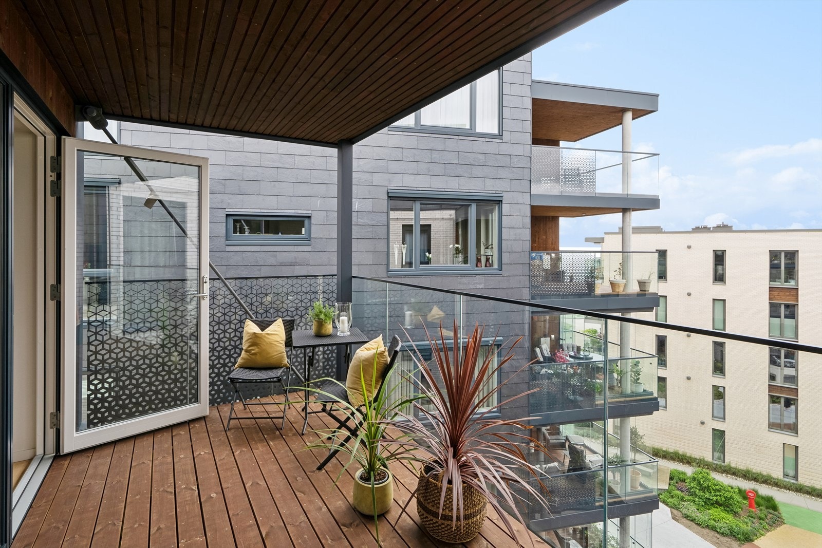 En av leilighetens fineste kvaliteter er den store og overbygde balkongen. Galleribilde