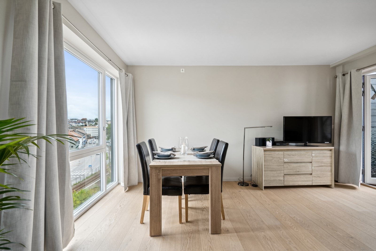 Videre kommer du inn i stuen, som oppleves som lys og åpen grunnet de store vinduene på begge sidene av rommet. Galleribilde