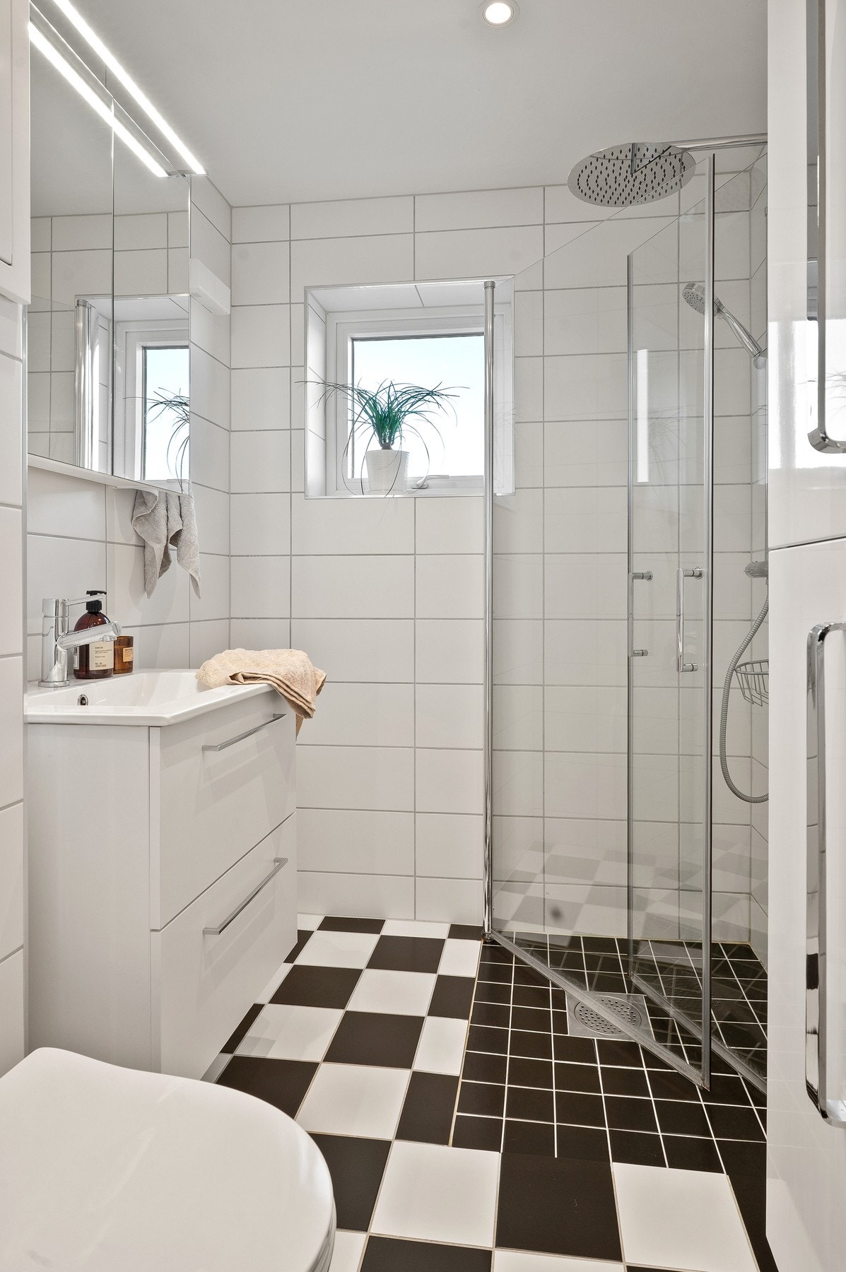 Bad har innredning med speil og servant, dusj og wc. Oppusset av fagfolk Galleribilde