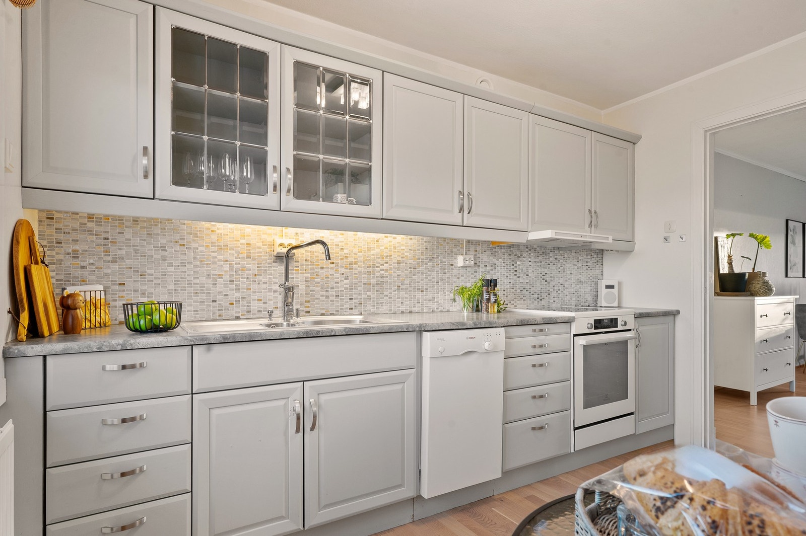 Enkelt kjøkken som fortsatt gjør jobben Galleribilde