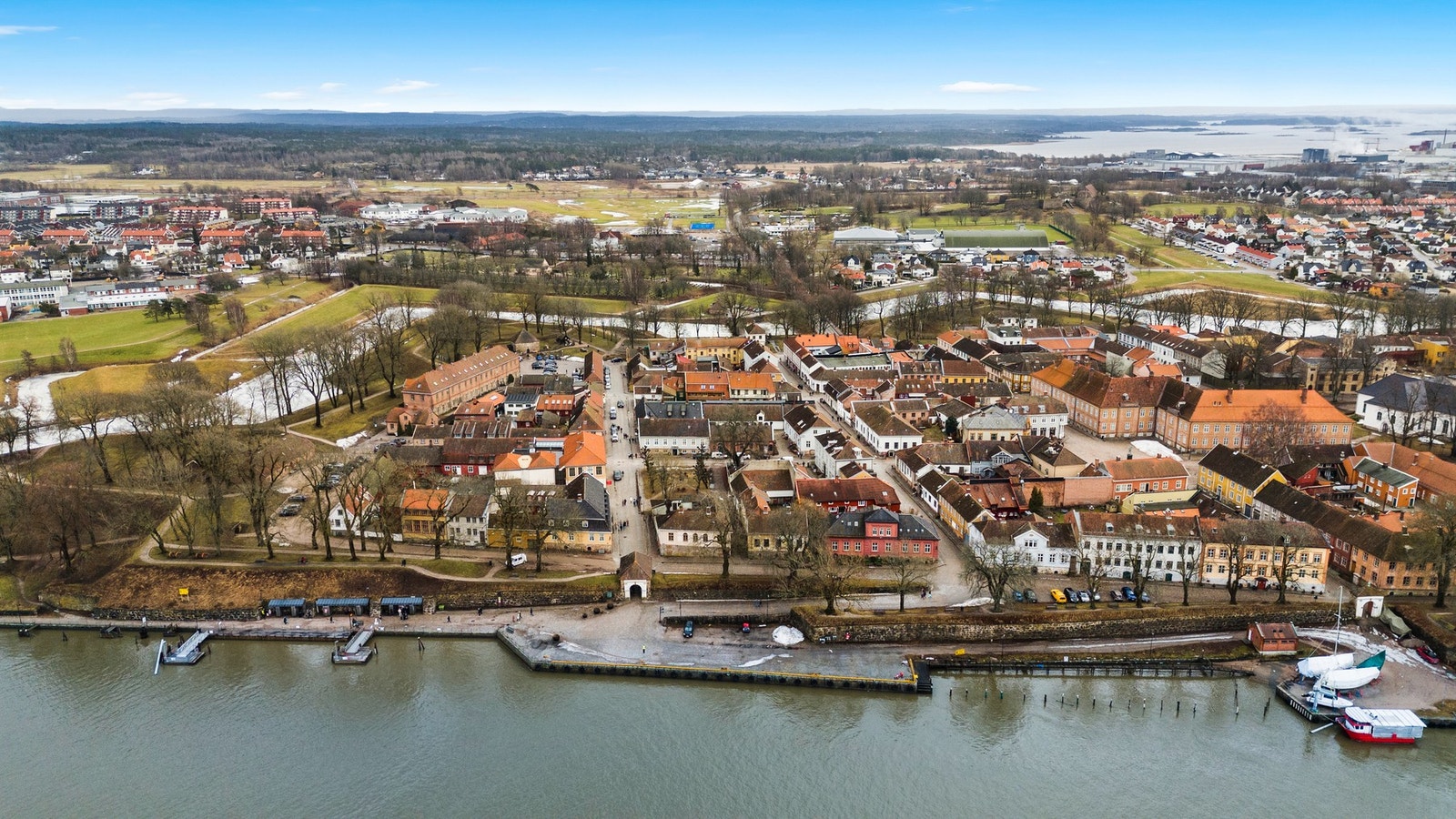 Borettslaget ligger en kort spasertur fra Gamlebyen her sett fra Cicignon. Gudeberg skole og kongsten idrettsanlegg er også synlig i bakkant Galleribilde