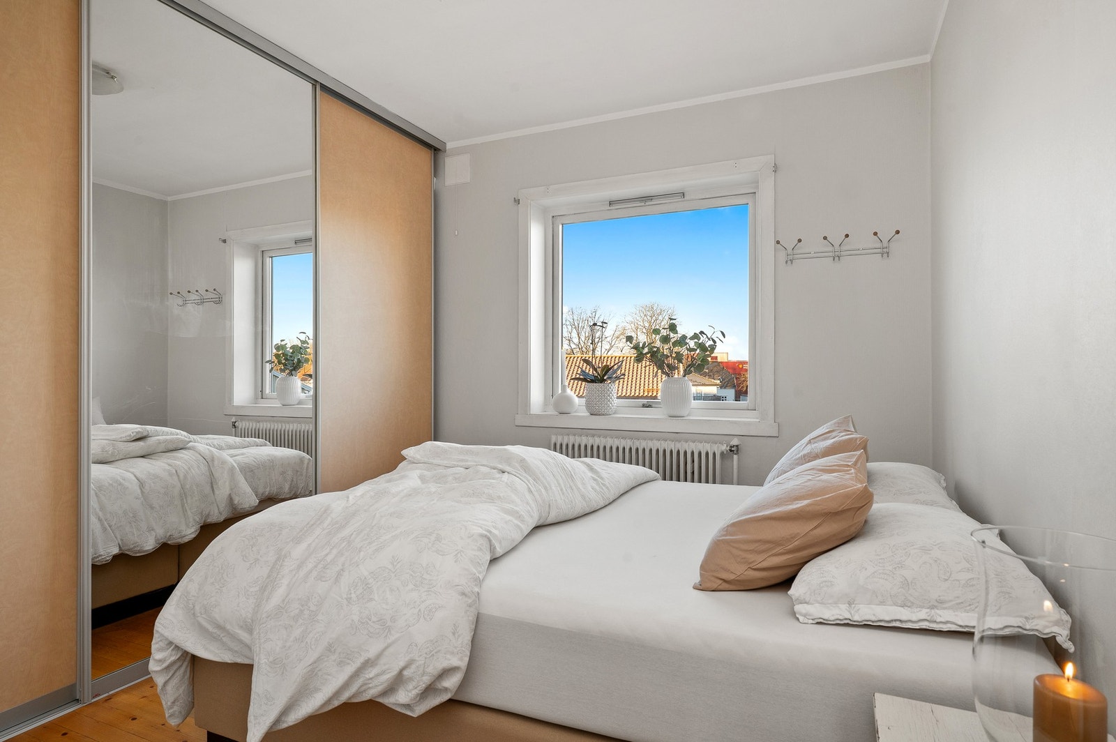 Hovedsoverom med skyvedørsgarderobe Galleribilde