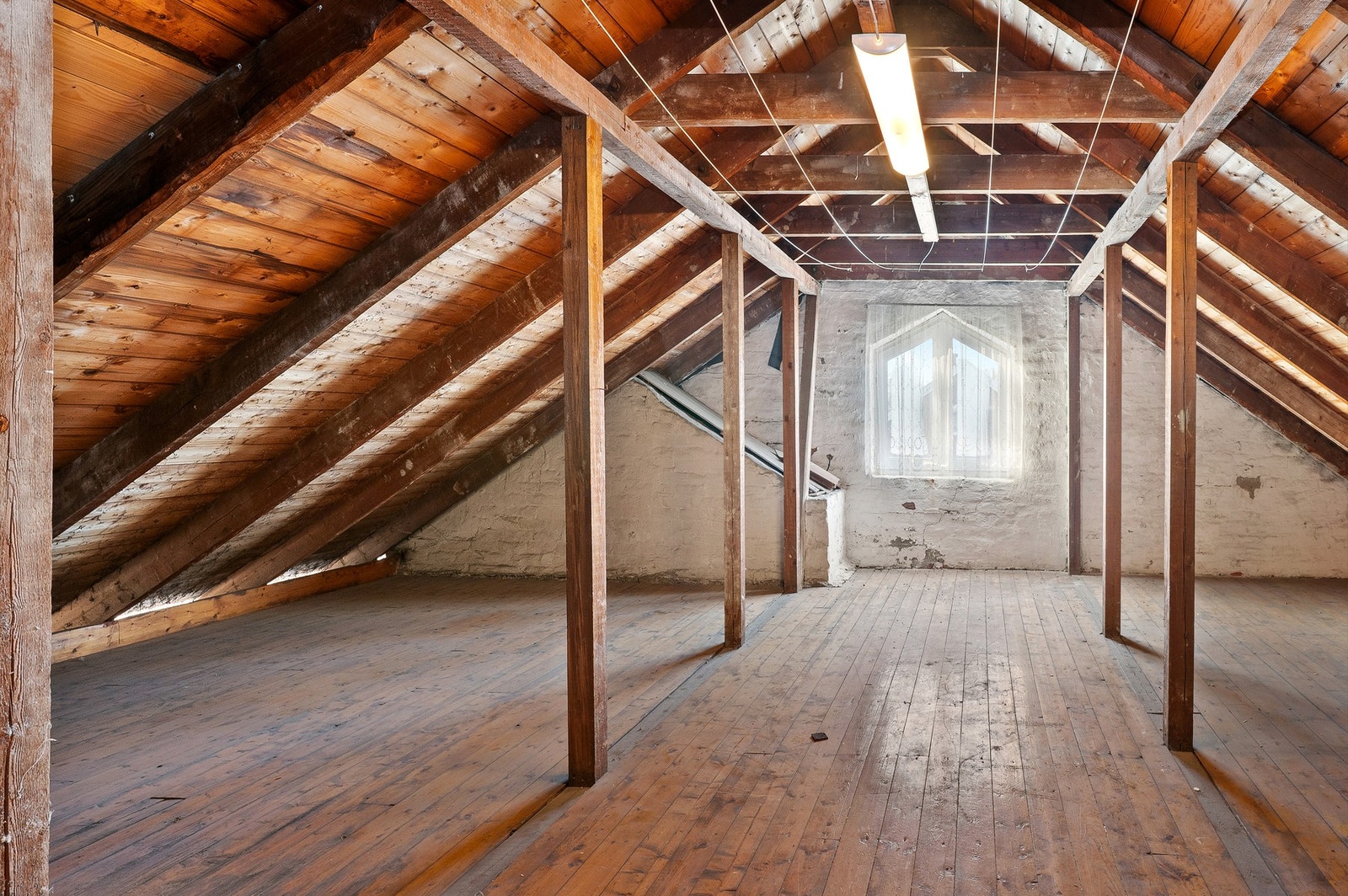 Godt med lagerplass. Det er bod på loft og i kjeller Galleribilde