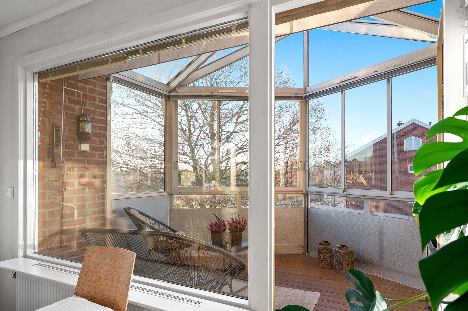 Fantastisk innglasset balkong med glasstak - perfekt for lange sommerdager med sol fra morgen til kveld Galleribilde