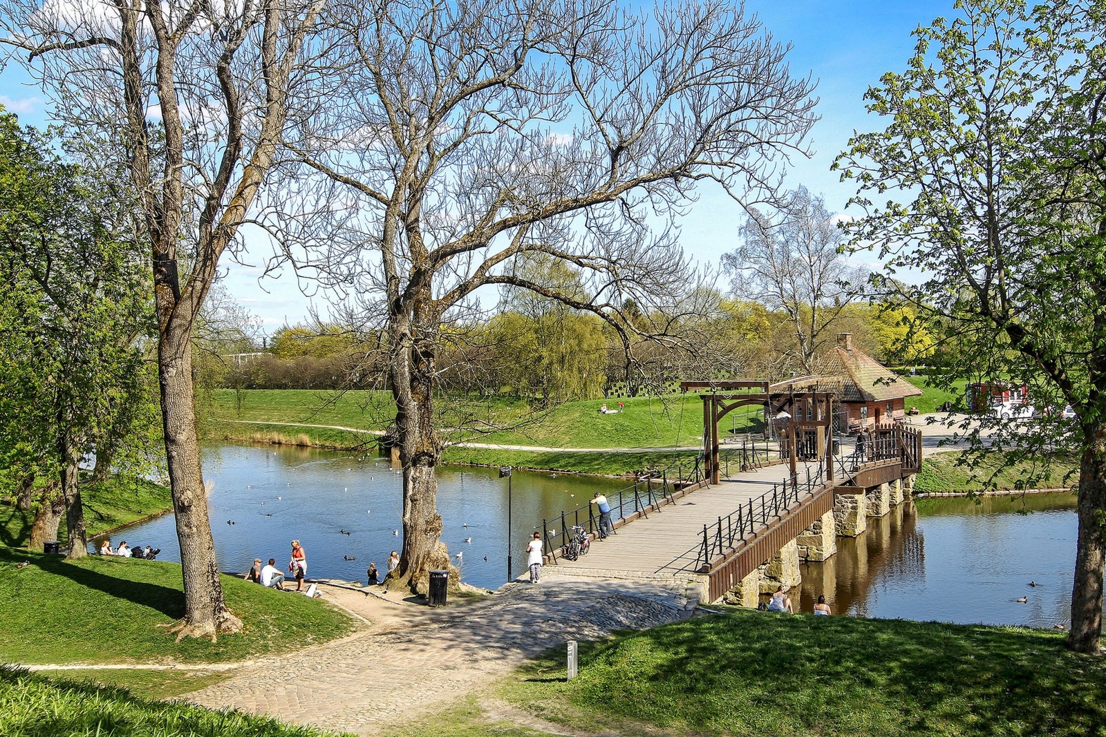 Gamlebyen byr på kafeer, utstillinger og hyggelige arrangementer gjennom året Galleribilde