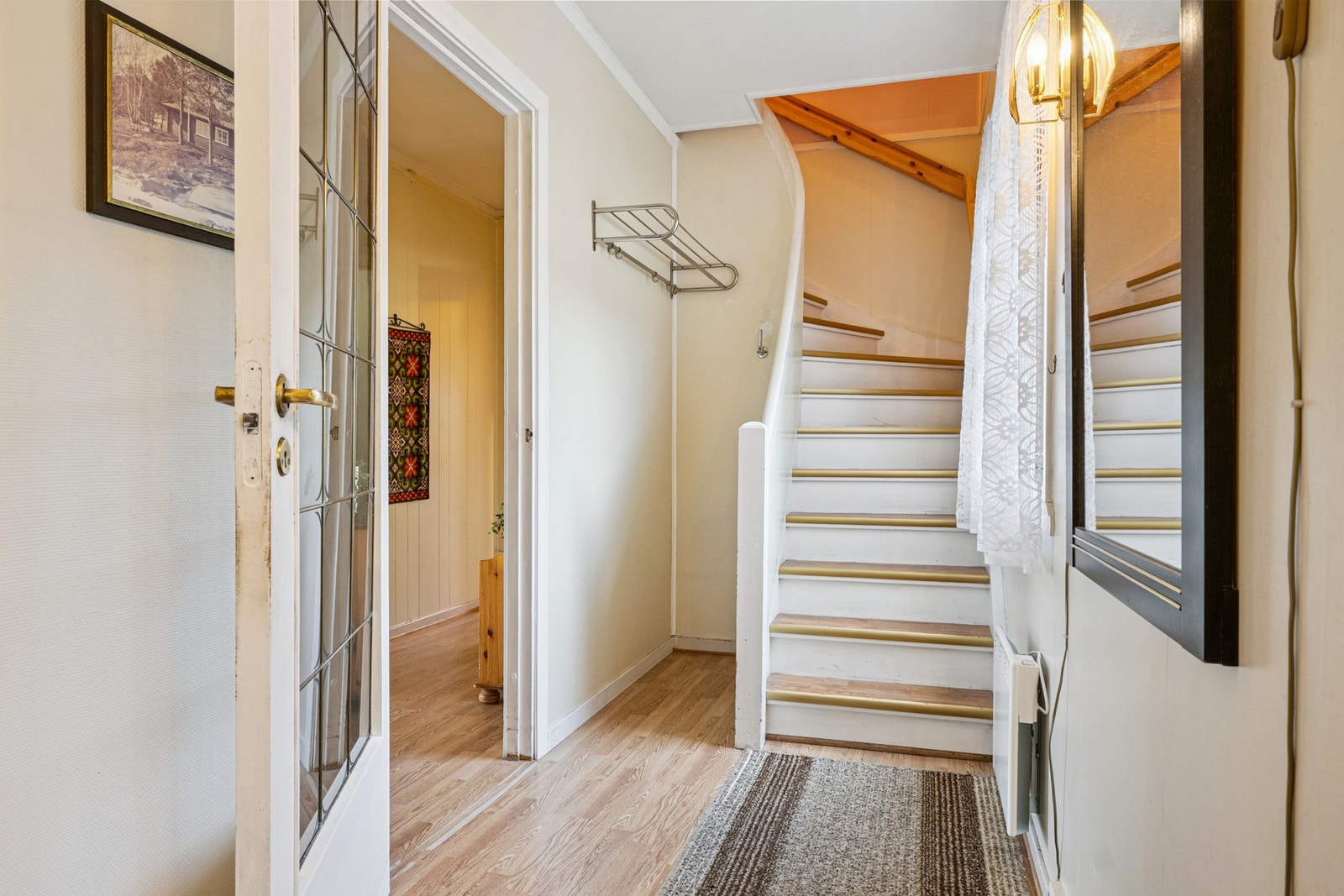 Lys entré på 5m² med plass til yttertøy og sko, og som leder opp til boligens andre etasje. Galleribilde