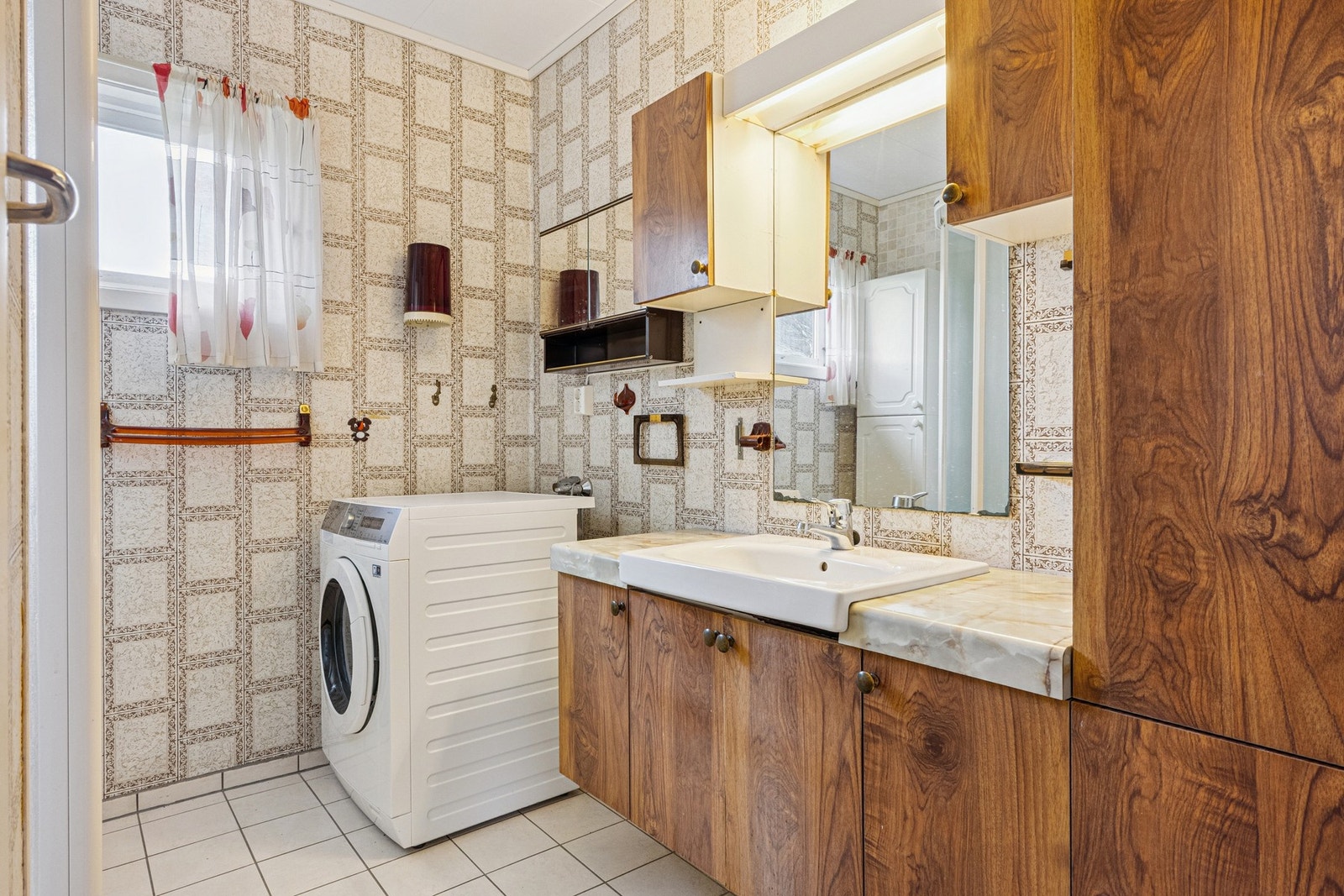 Badet måler 5m² supplert med et eget separat WC på ca. 1,5 m². Rommene er utstyrt med servant, dusjhjørne, uttak til vaskemaskin, toalett og gode oppbevaringsmuligheter. Galleribilde