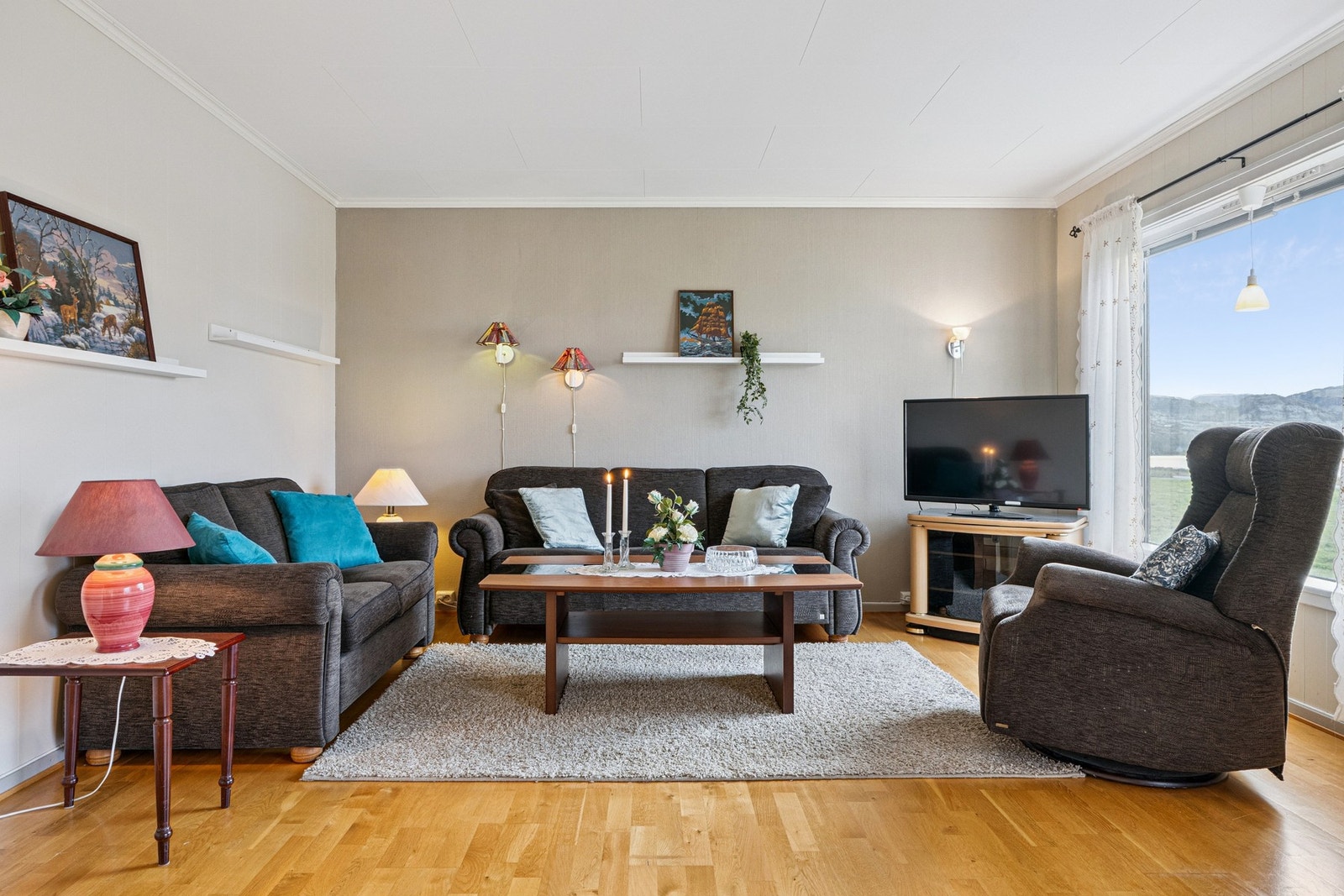 Hjerte i boligen er et svært innbydende og stor stue på 31,5m², delt inn i flere soner med en TV-krok og koselig loungeavdeling. Galleribilde