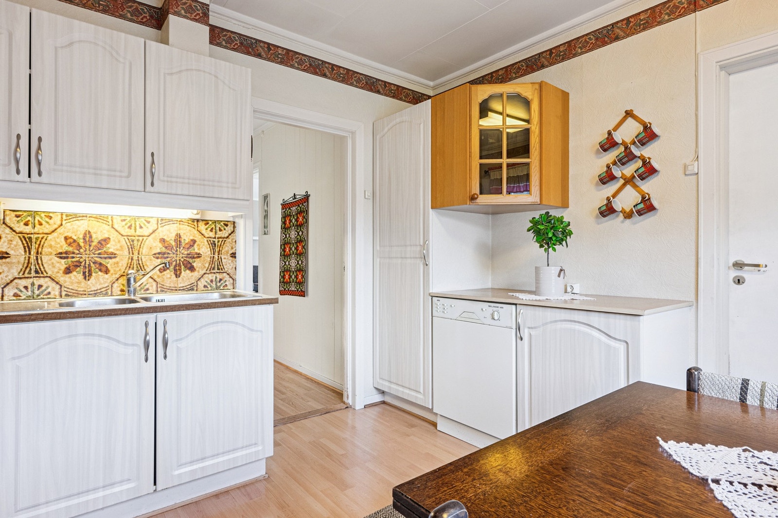 Kjøkkenet er utstyrt med kjøleskap, stekeovn, oppvaskmaskin, ventilator og gode oppbevaringsmuligheter i under- og overskap. Takstmann har gitt rommet TG2. Galleribilde