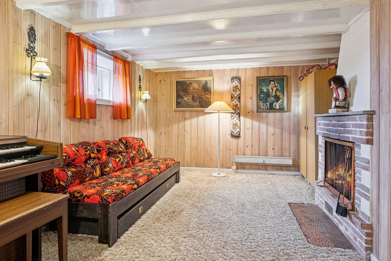 Boligen har også en romslig kjellerstue - perfekt for sosiale sammenkomster med venner og familie. Det finnes ingen byggetegninger for kjeller i papirer fra kommunen og megler har ikke kunnet vurdert lovligheten. Galleribilde