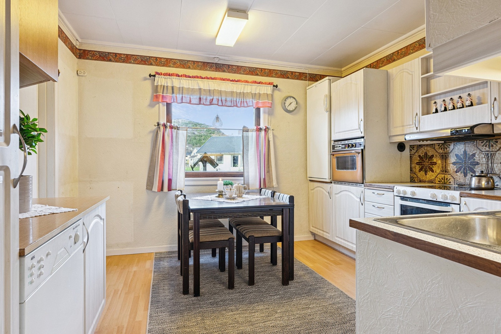 I midten av rommet har man en naturlig plass for spisegruppe, ypperlig for sosiale sammenkomster og hygge. Galleribilde