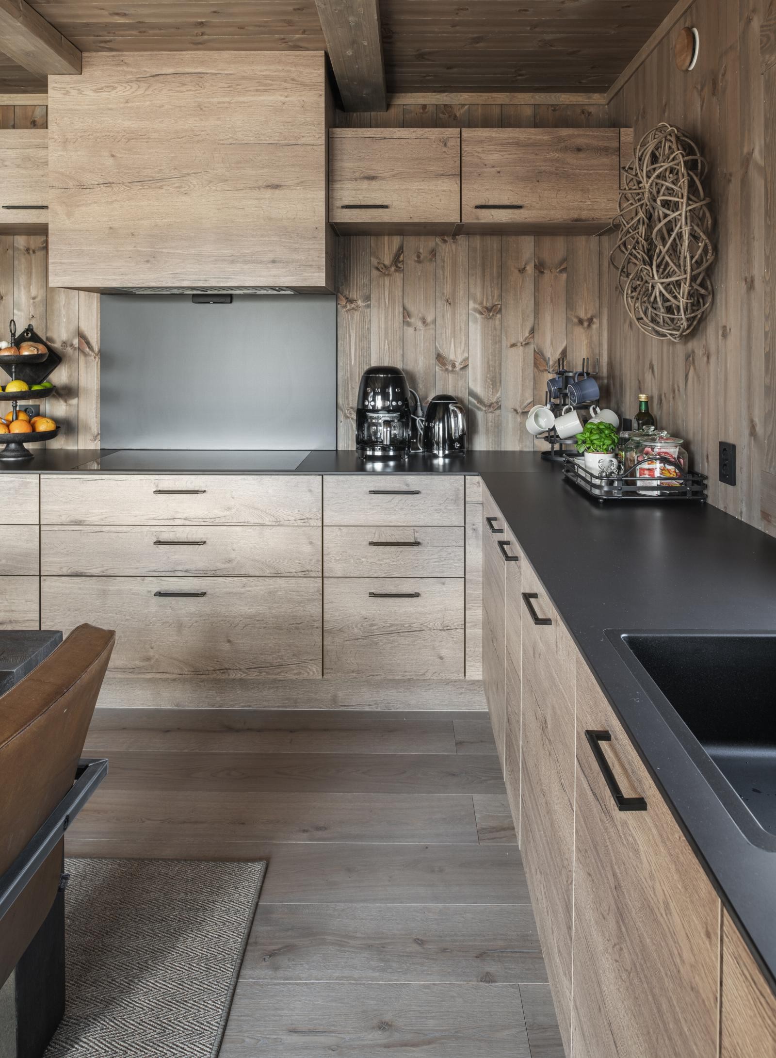 Mye benke- og skapplass. Hvitevarer fra Miele.