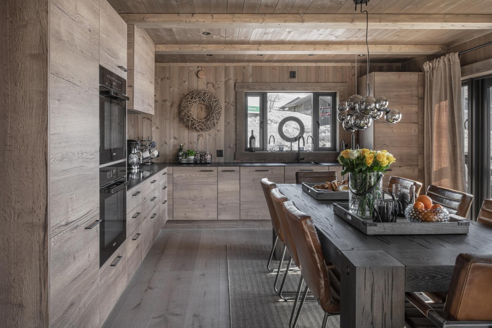 Moderne og lekkert kjøkken. Rikelig arbeidsplass og god plass til stort spisebord.