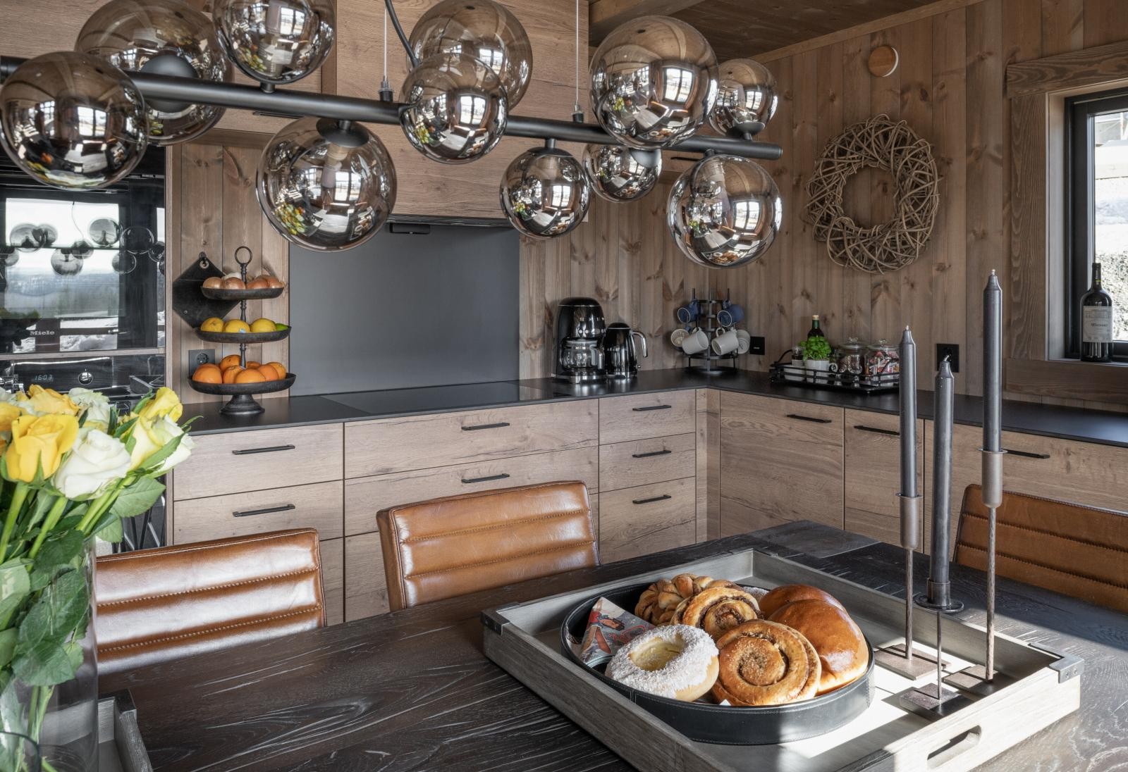 Spisestuemøbler, tepper, gardiner og lamper/belysning medfølger salget.