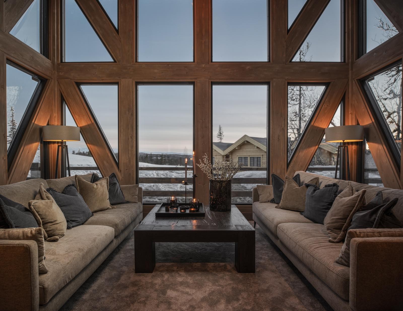 En lekker laftehytte med en imponerende timberframe-løsning