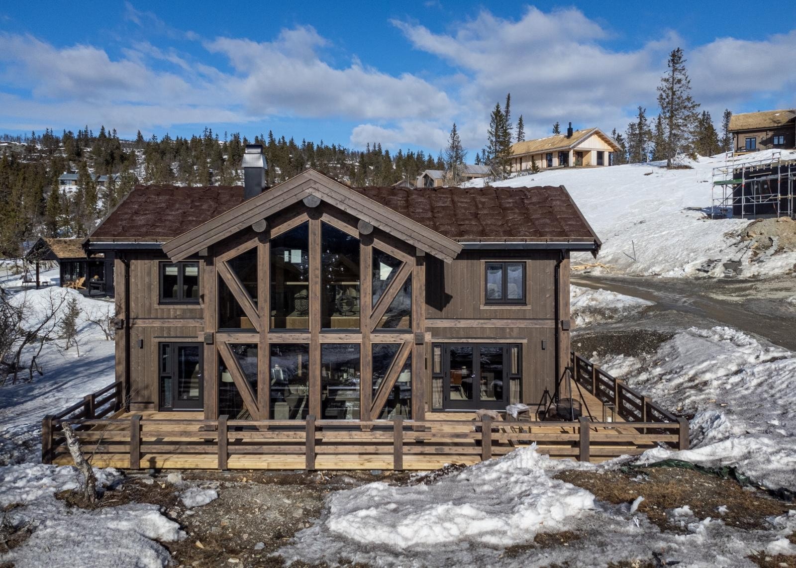 Hytta ligger solrikt og flott til med en stor terrasse på ca. 38 kvm.