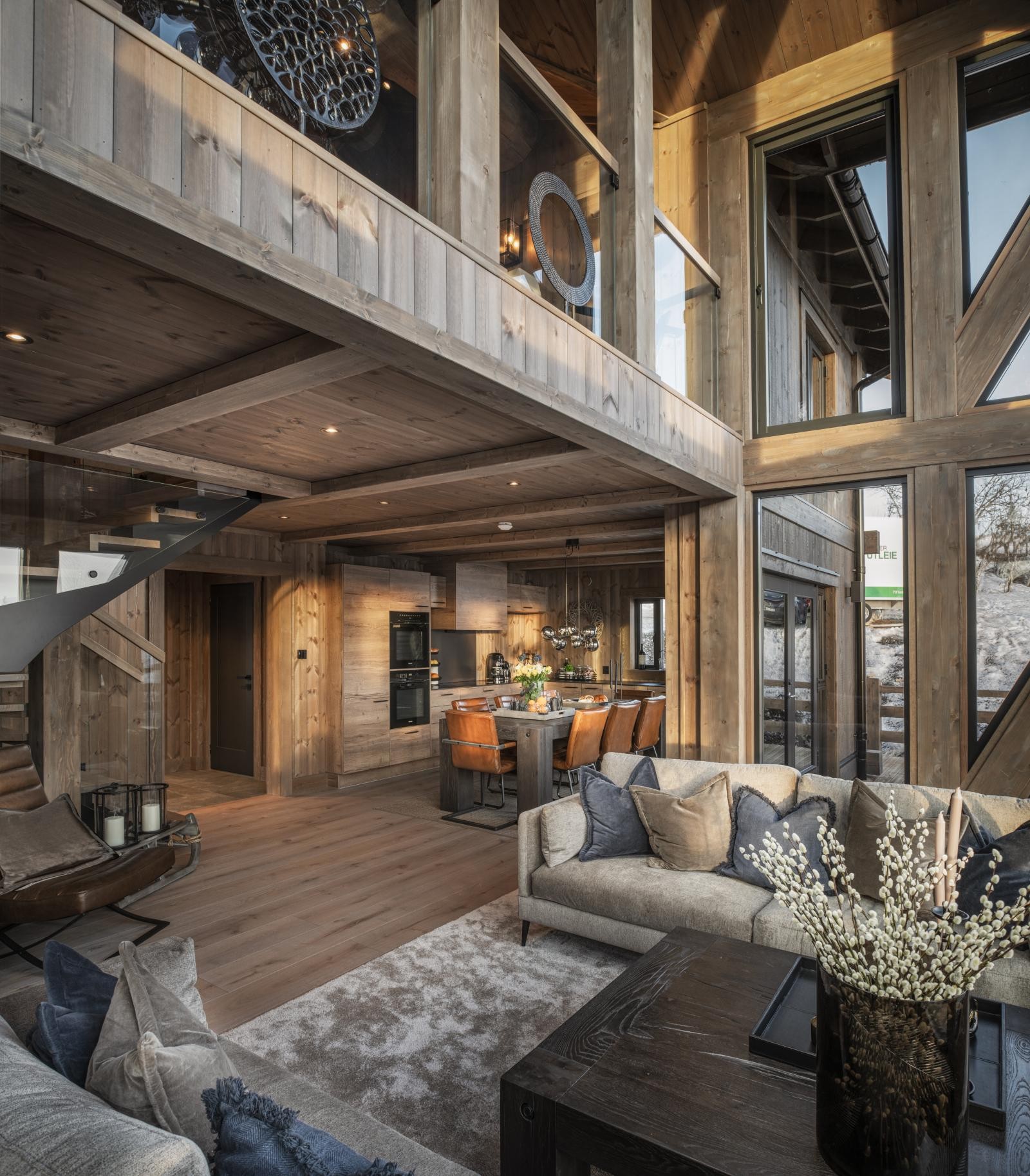 Store vinduer og fantastisk takhøyde i stuen.