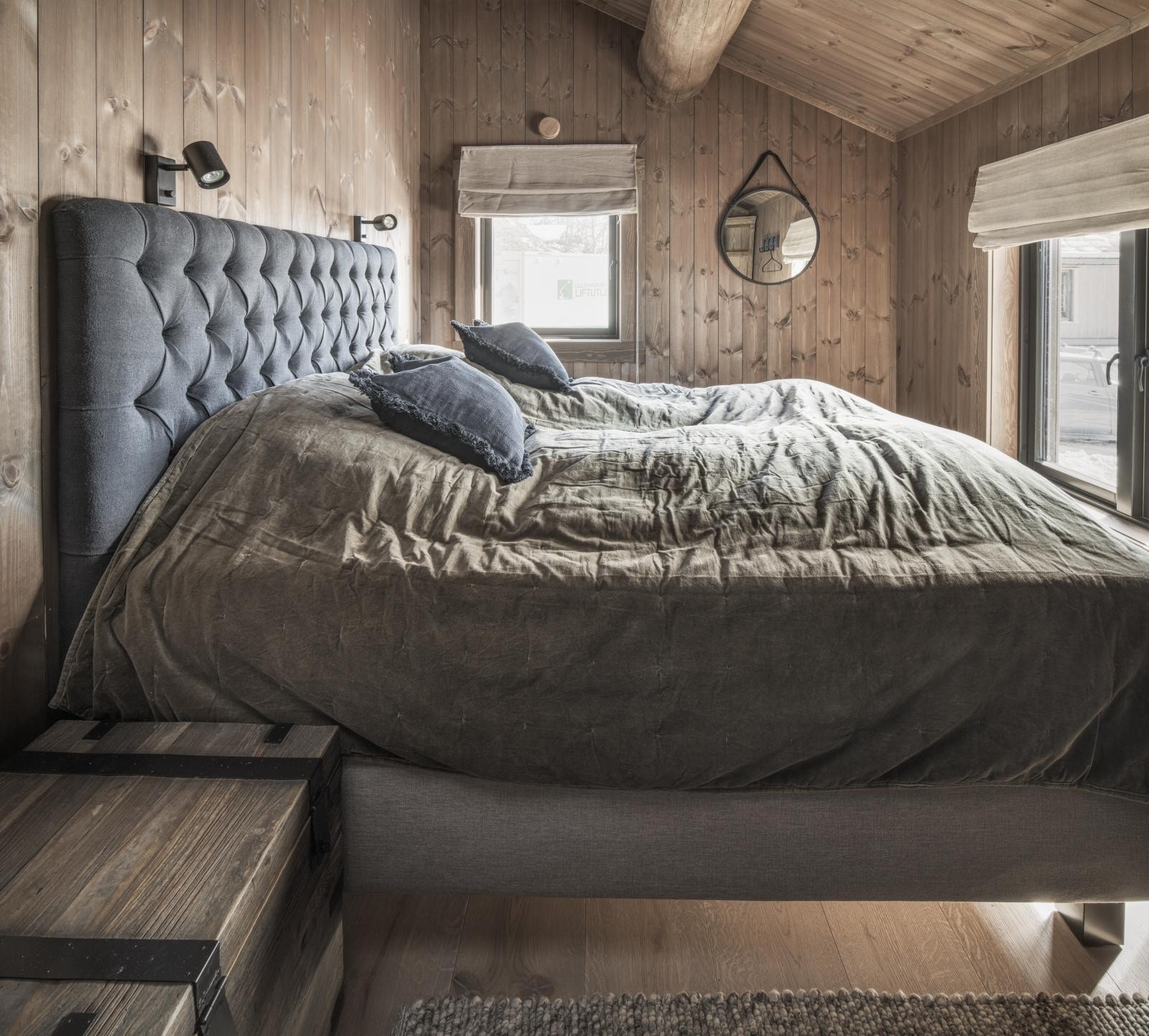 God plass til seng og garderobeløsninger. Galleribilde