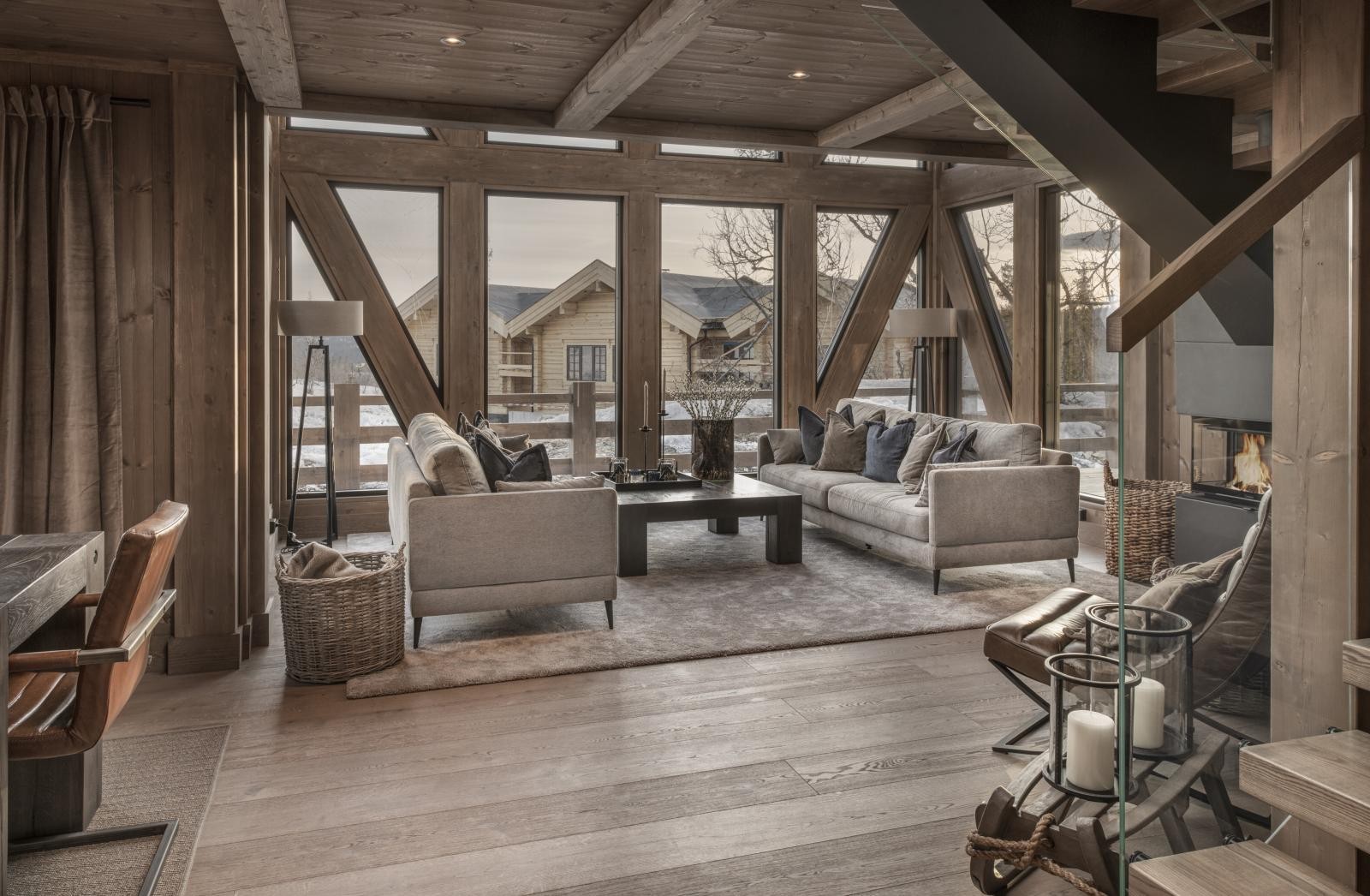 Stuen er ferdig innredet med sofa, bord, tepper, lamper/belysning og gardiner som medfølger salget.