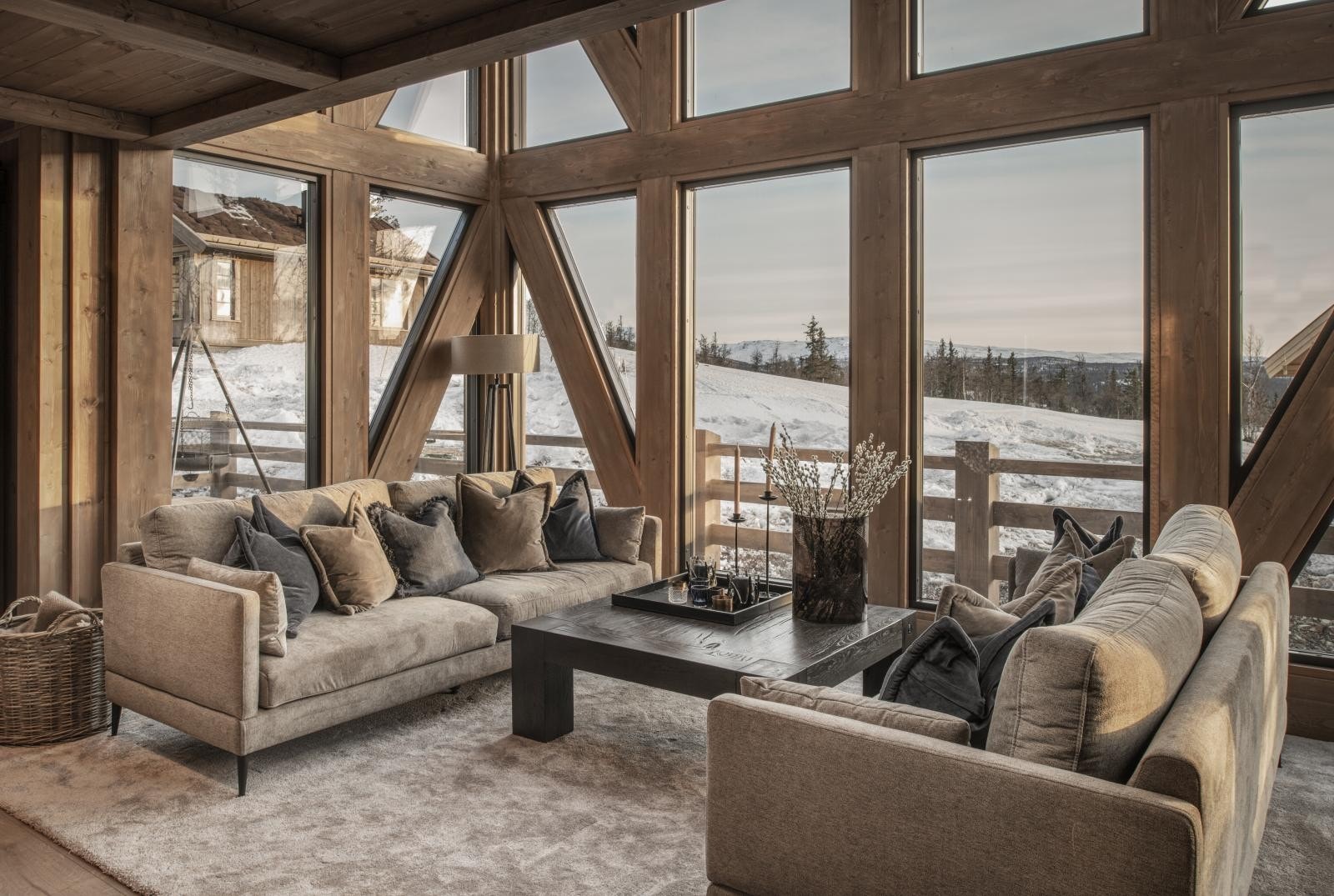 Fantastisk beliggenhet og utsikt over fjellheimen.