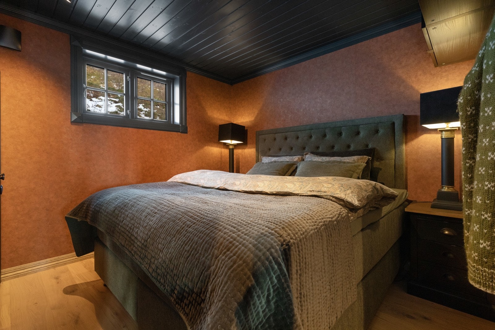 Soverom 1 har god plass til dobbeltseng og nattbord Galleribilde