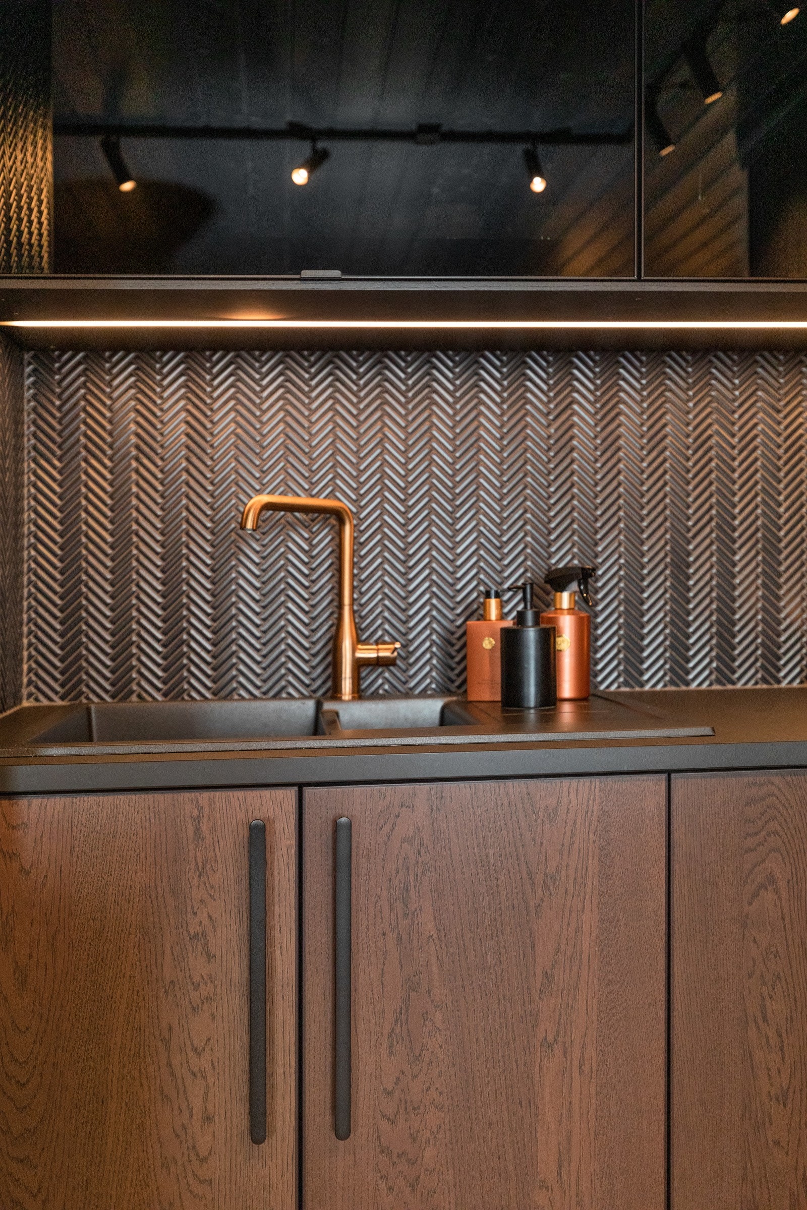 Grohe essence blandebatteri i farge "warm sunset". Overskap med sotede glassfronter Galleribilde