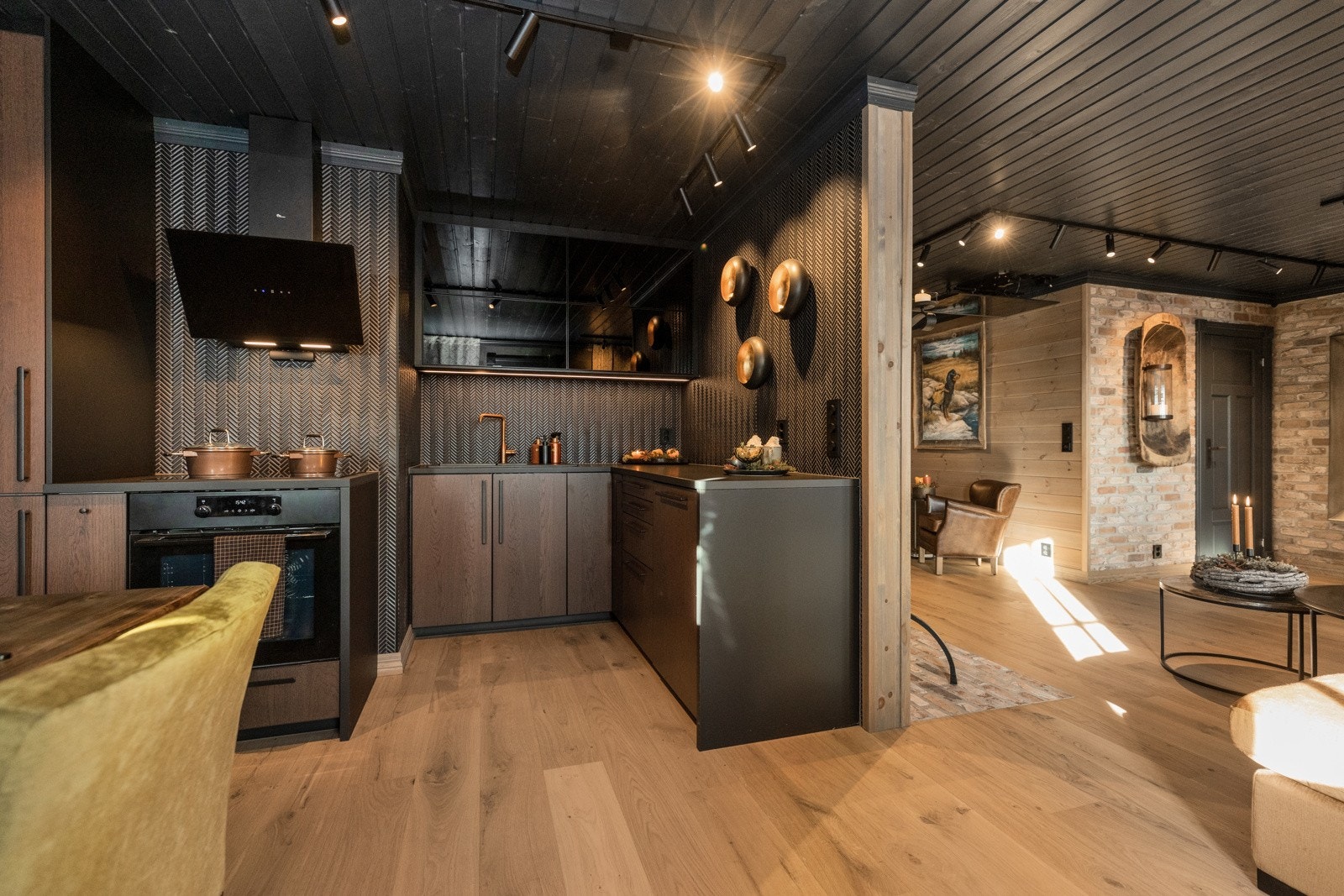 Stue/kjøkken og soverom har 1 stavs eikeparkett, teglstein ved peisovn Galleribilde