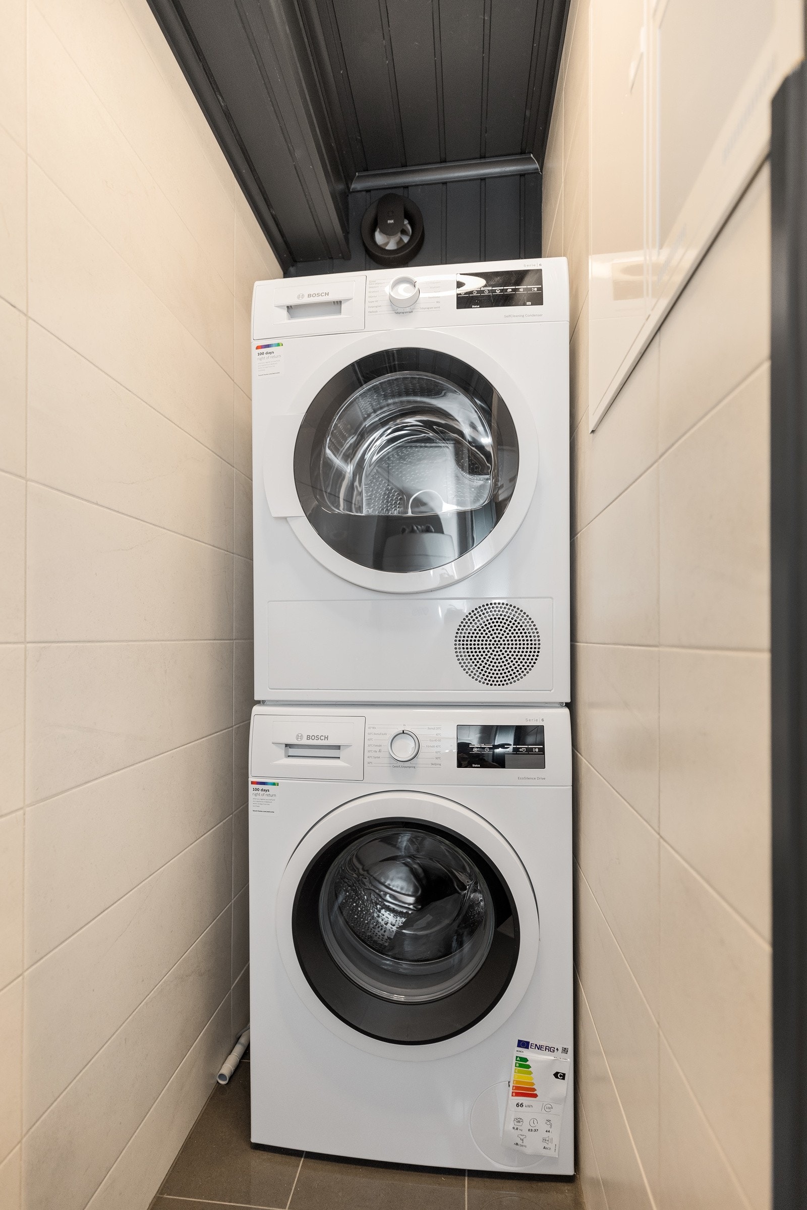 Teknisk rom med opplegg til vaskemaskin og tørketrommel Galleribilde