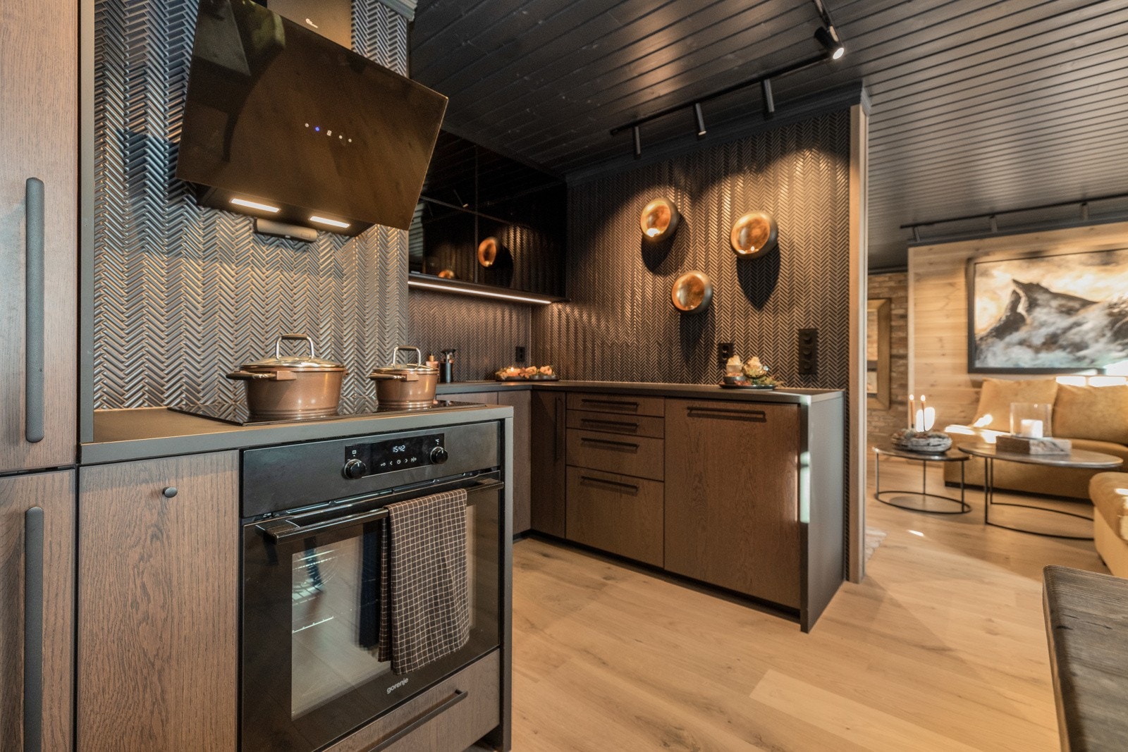 Alle gulv har varmekabler med egen sone for hvert rom med app-styring i tillegg til manuelt hvis man ønsker det Galleribilde