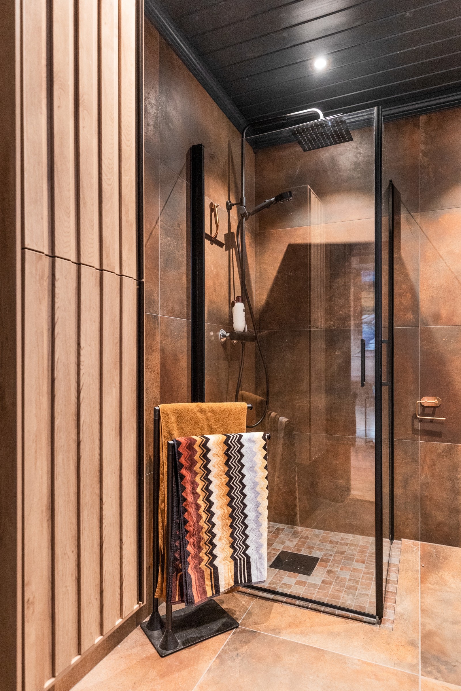 Innfellbare dusjvegger med sort profil. Mosaikk 5x5 cm på gulv Galleribilde