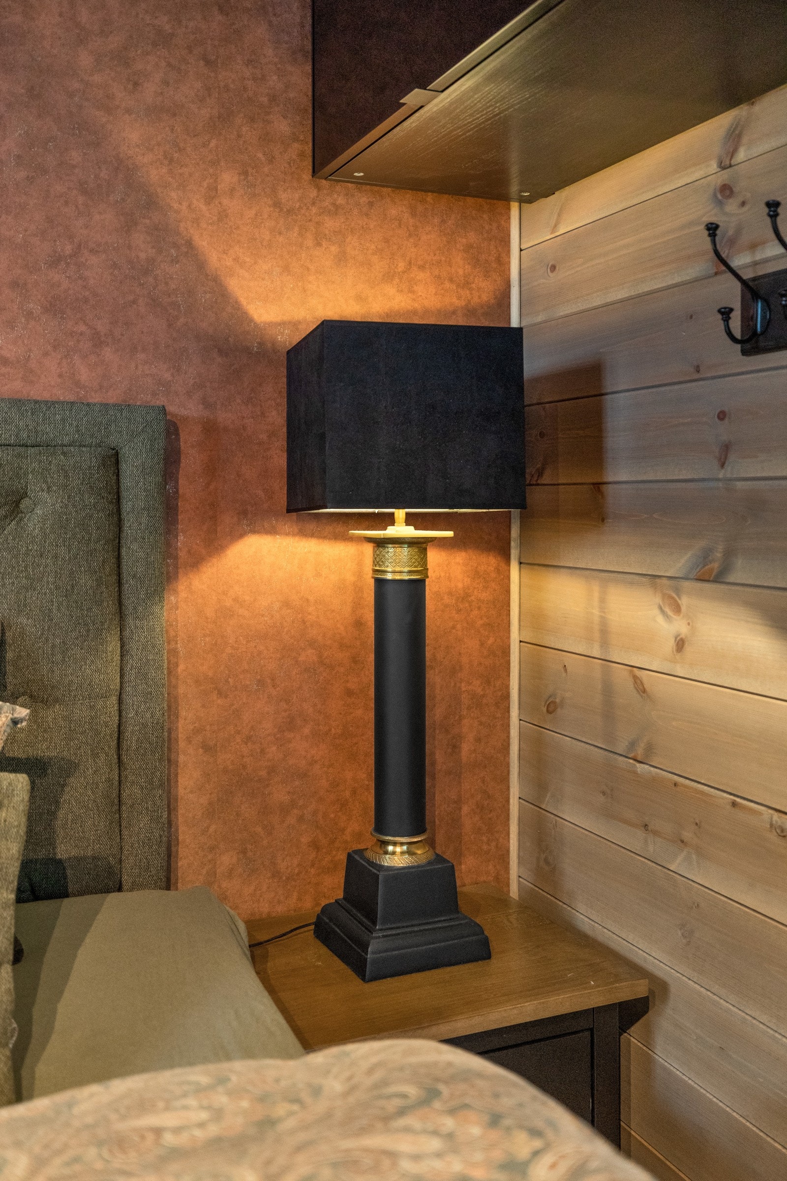 Liggende panel og stilig tapet av merke Casadeco med farge Beton Galleribilde