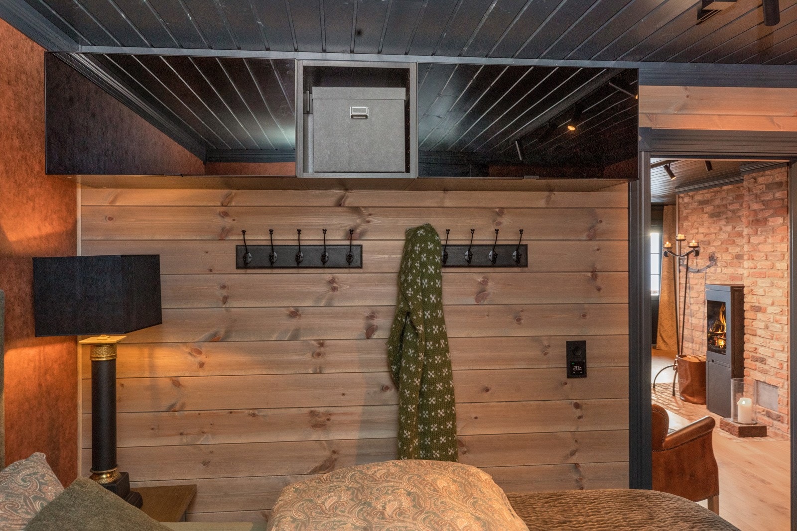 Veggskap med sotet glassfront. Topphengslede dører samt åpent rom i mellom Galleribilde