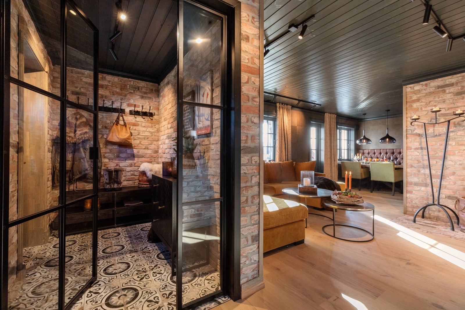 Fin løsning mellom entré og stue hvor det er glassdør med sort profilering Galleribilde