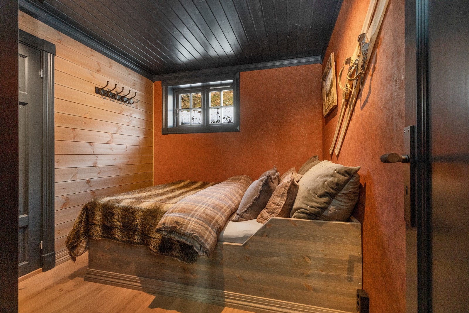 Soverom 2 har plassbygd seng med 150x200 cm madrass Galleribilde