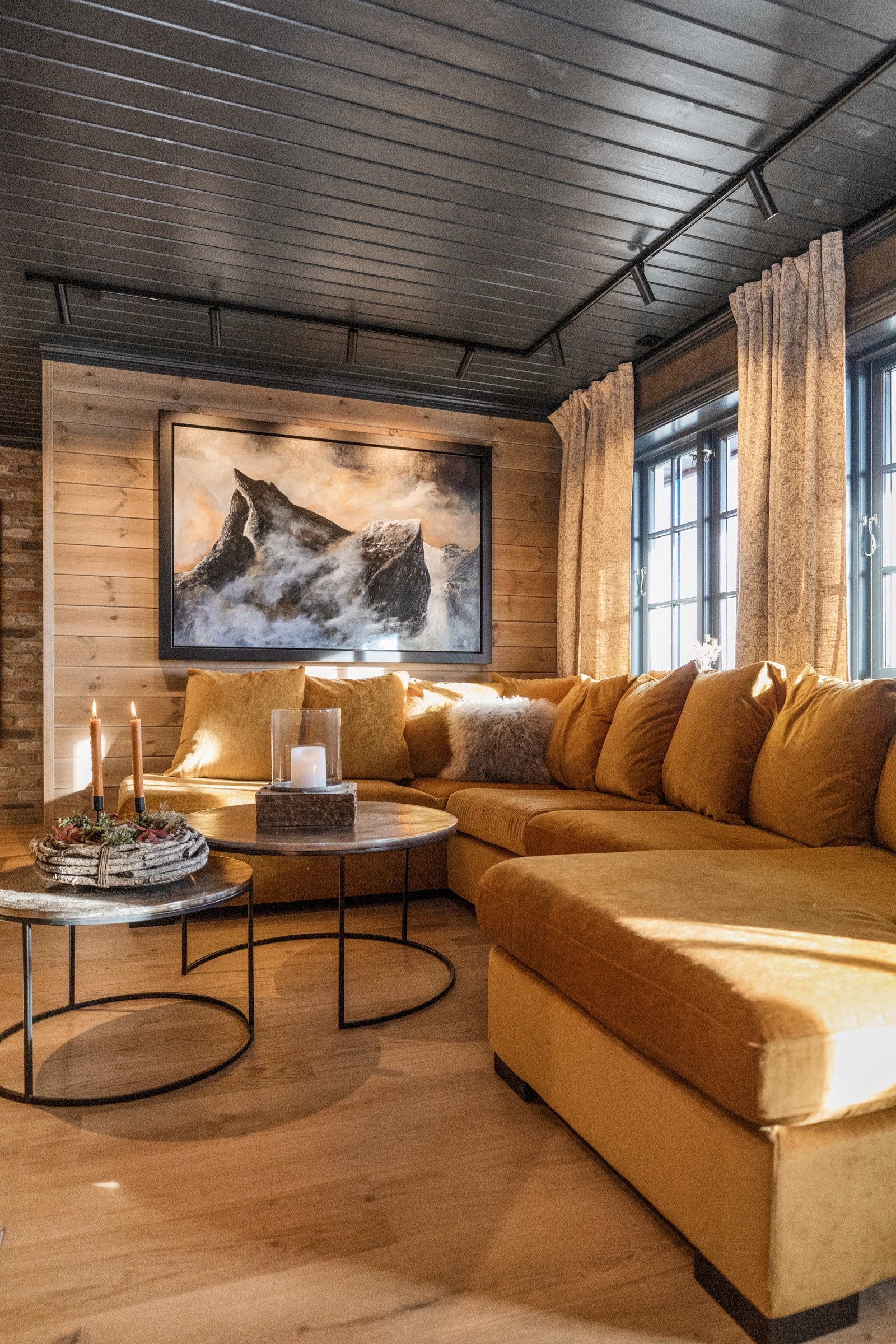 Faspanel på vegger er levert ferdig beiset av VYRK i fargen "Irene Spesial" Galleribilde