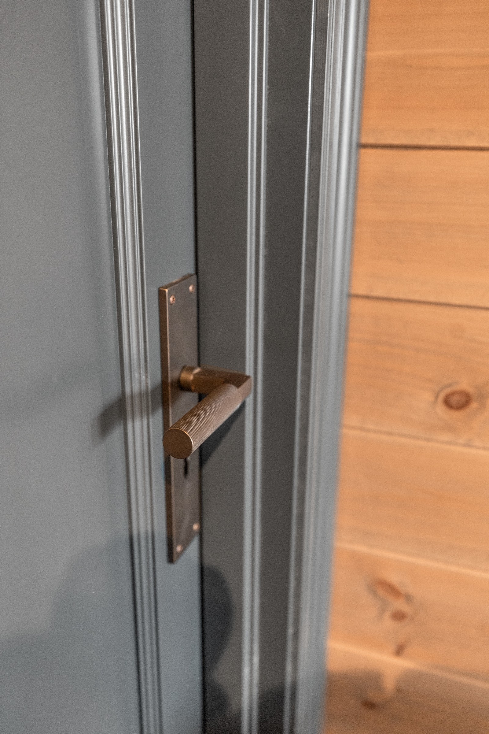 Dørhåndtak og deksel i passende rustikk stil Galleribilde