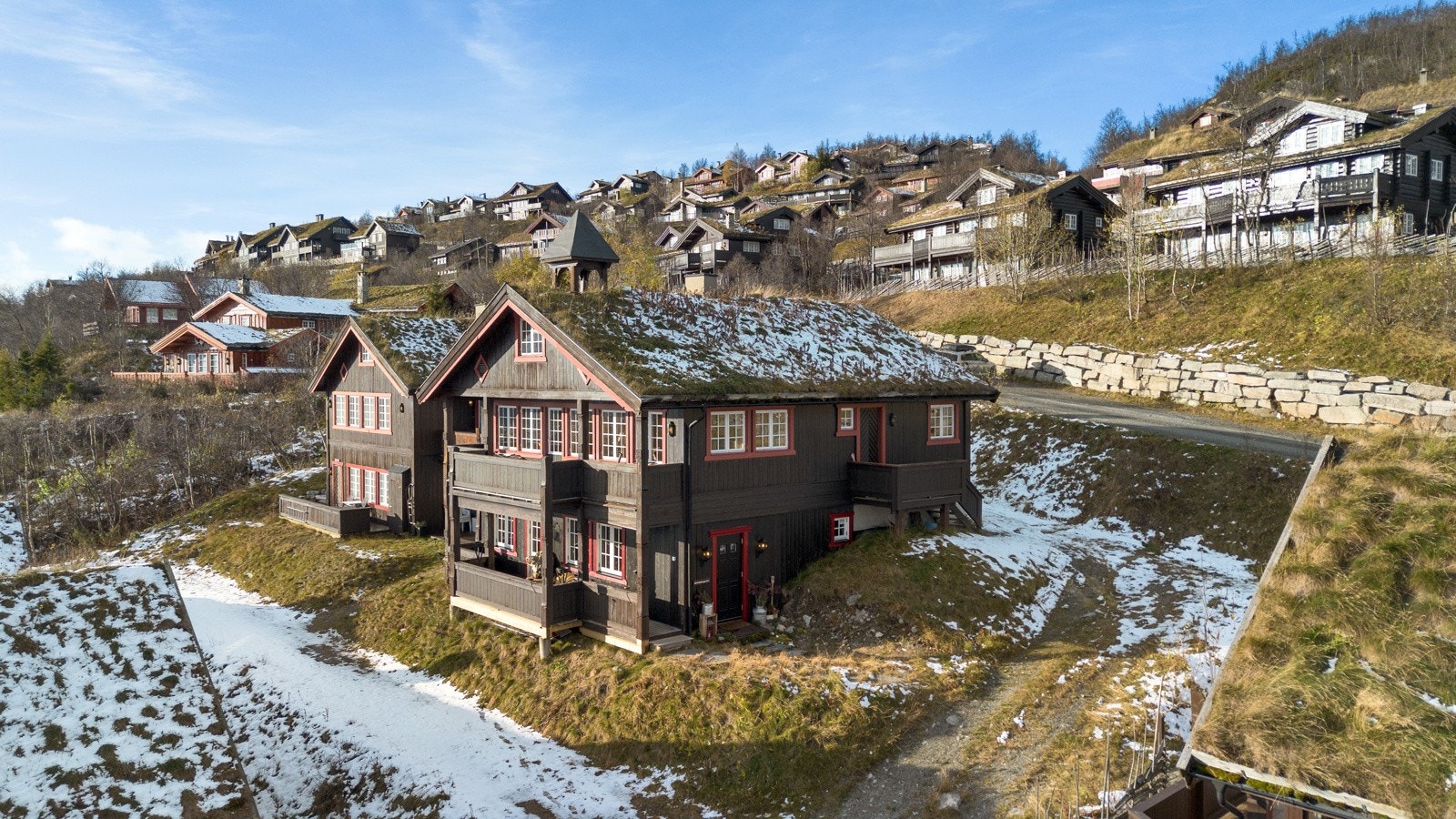 Det er 2 biloppstillingsplasser på felles plass Galleribilde