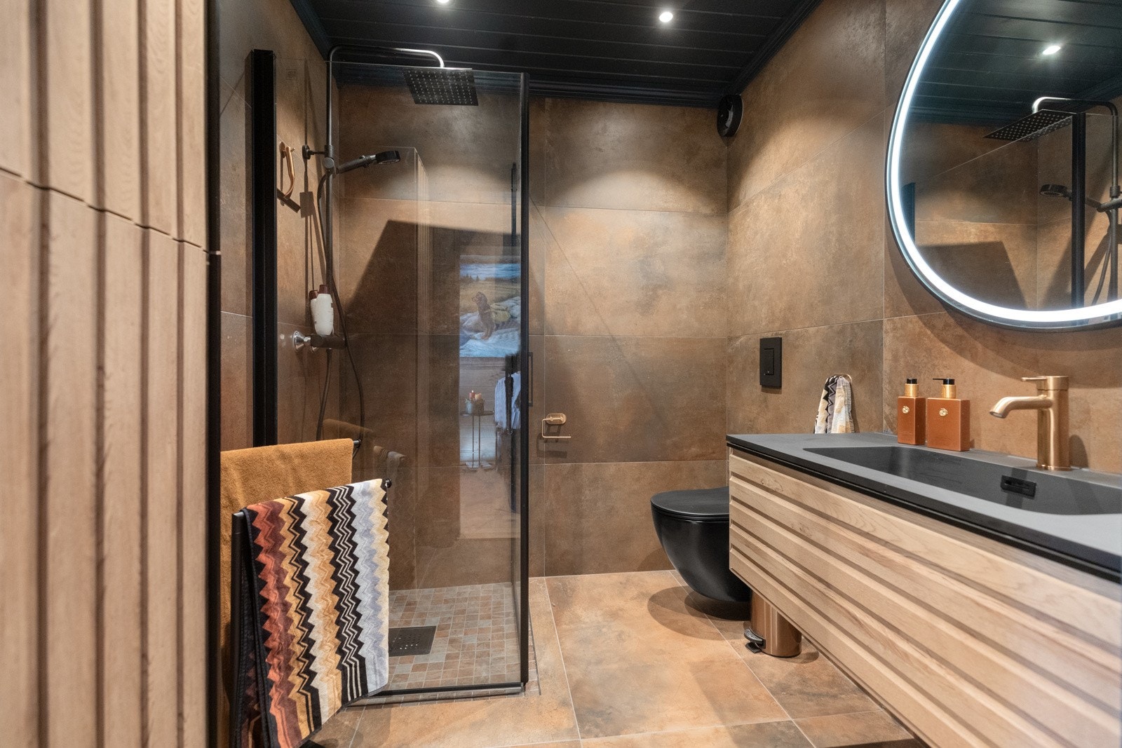 Bred innredning med nedfelt heldekkende servant. Grohe essence blandebatteri i farge "warm sunset" Galleribilde