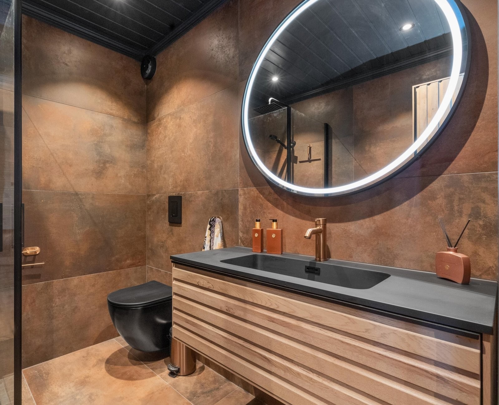 Delikat bad med 60x120 cm fliser på gulv og vegg i nydelig rustikk utførelse Galleribilde