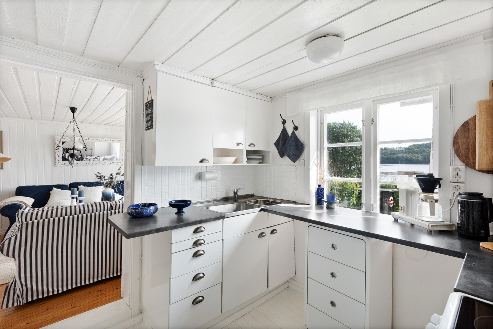 Delikat og lyst kjøkken med alt som man har behov for Galleribilde