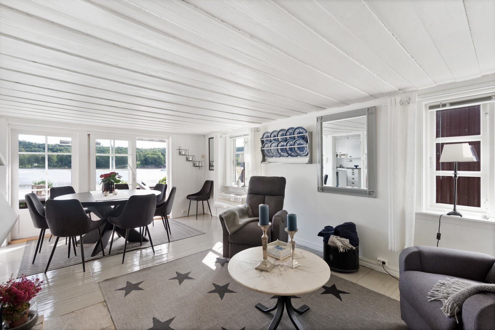 Rommene hytten er malt i lyse farger Galleribilde