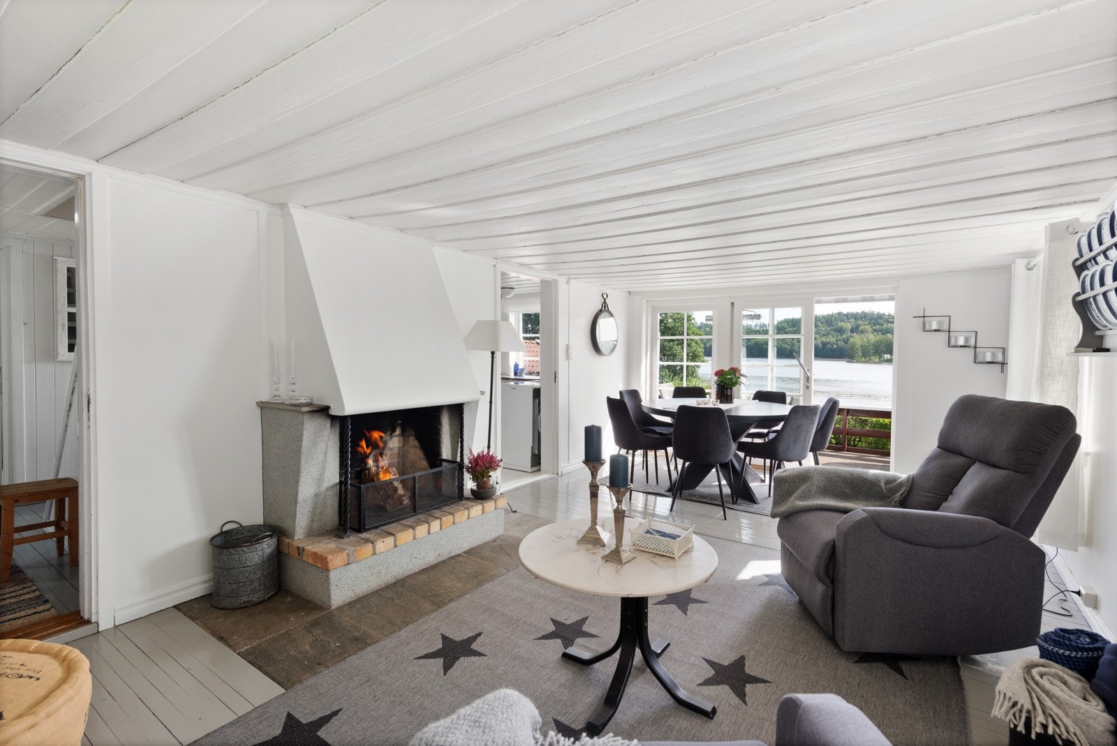 I stuen er det også koselig peis Galleribilde