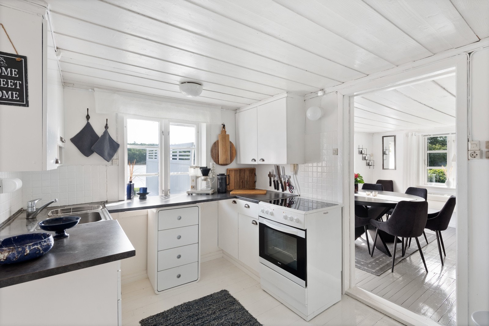 Kjøkkenet ligger imellom 2 stuer Galleribilde