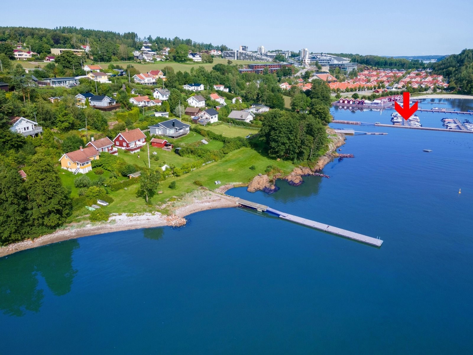 Eiendommen har båtplass i moderne båthavn havnen sees i bilde Galleribilde