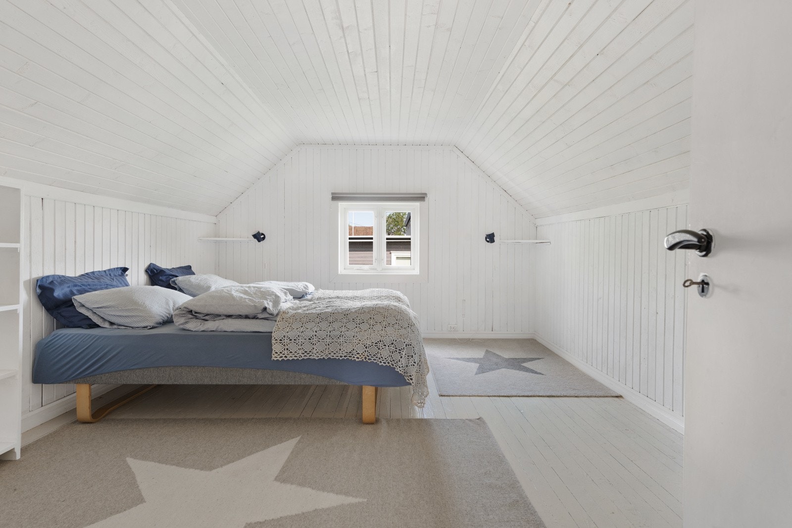 Det er 2 soverom i 2.etasje i hovedhytten Galleribilde