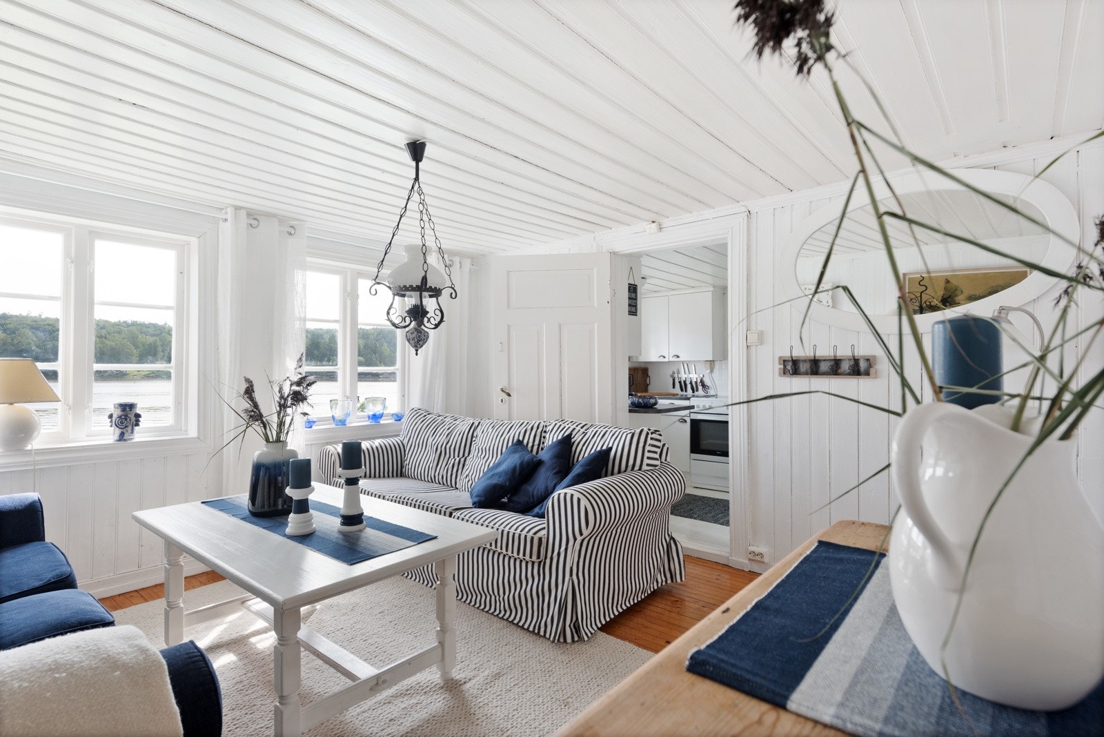 Fra stuene og kjøkkenet er det flott utsikt til fjorden Galleribilde