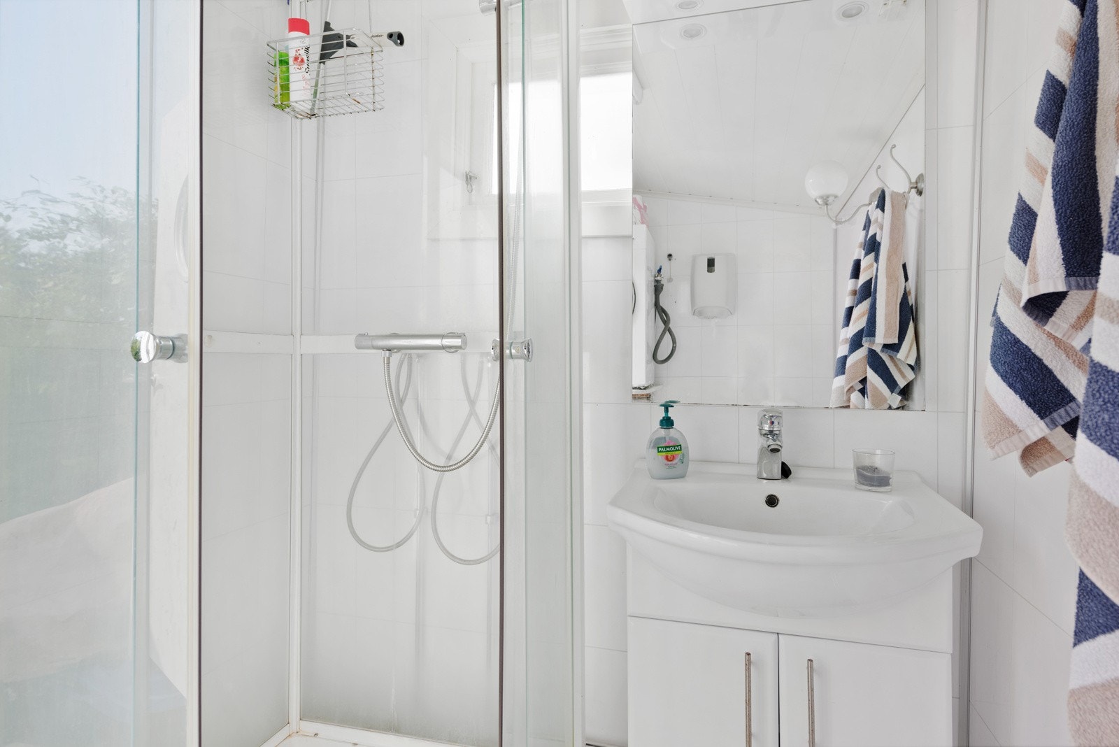 Badet er i eget hus med dusj, toalett og servant Galleribilde