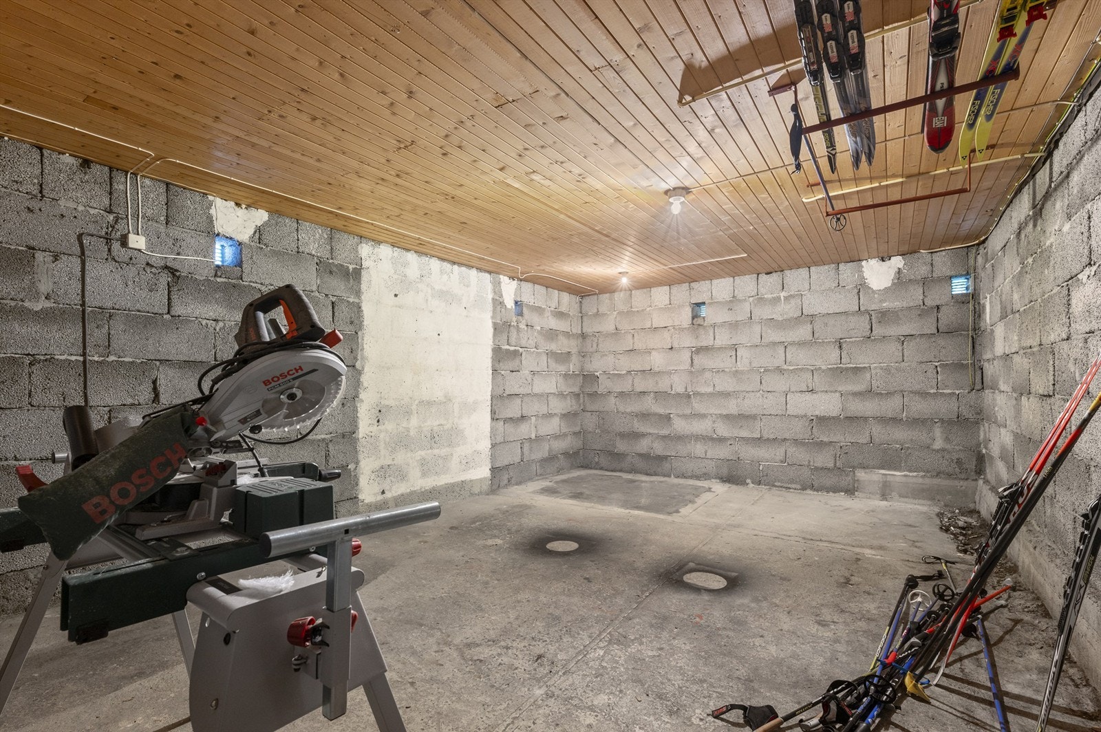 Resterende av rommene i 1. etasje fungerer som verksted og oppbevaring. Galleribilde