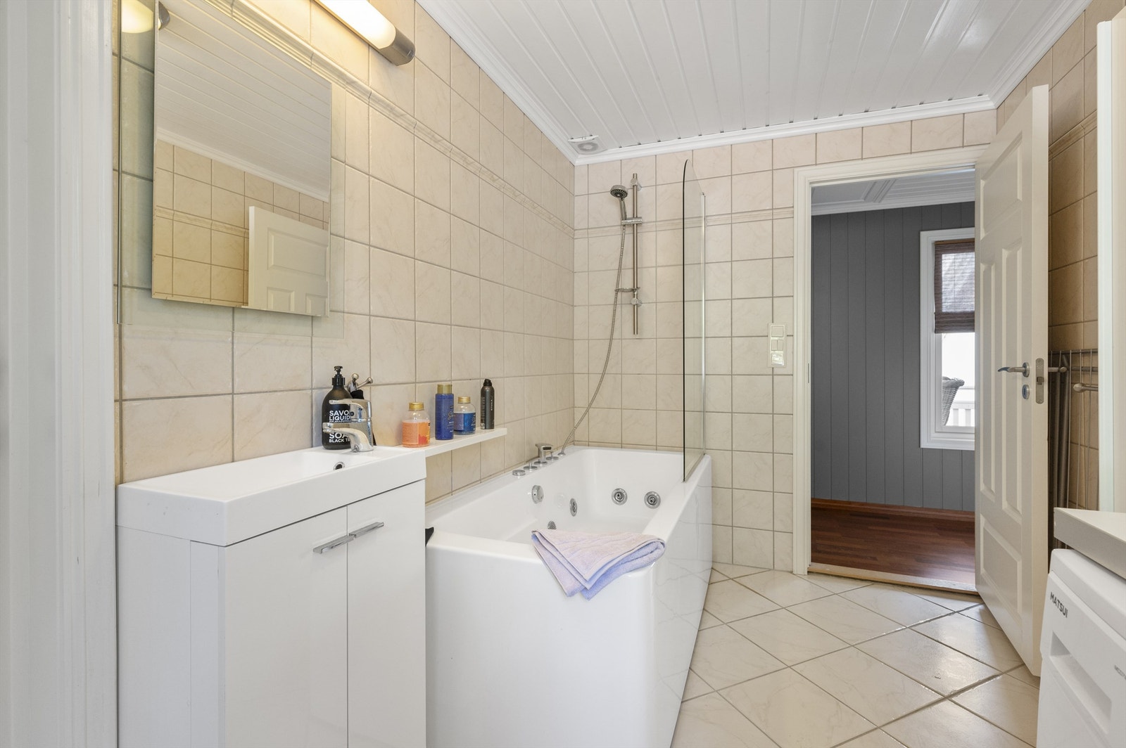 Boligen har to baderom pent flislagt på gulv og vegger med varme i gulvet. Galleribilde