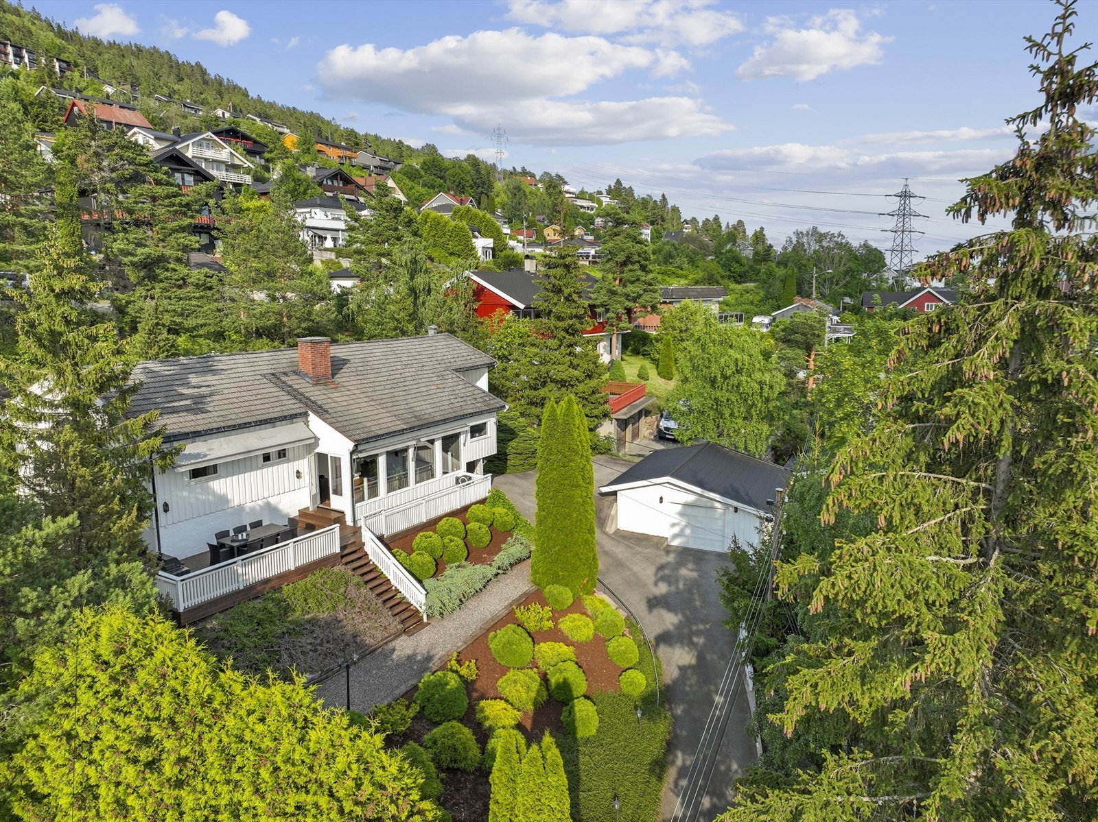 Nært til attraktive markaområder med lysløyper og flott turterreng sommer og vinter. Galleribilde